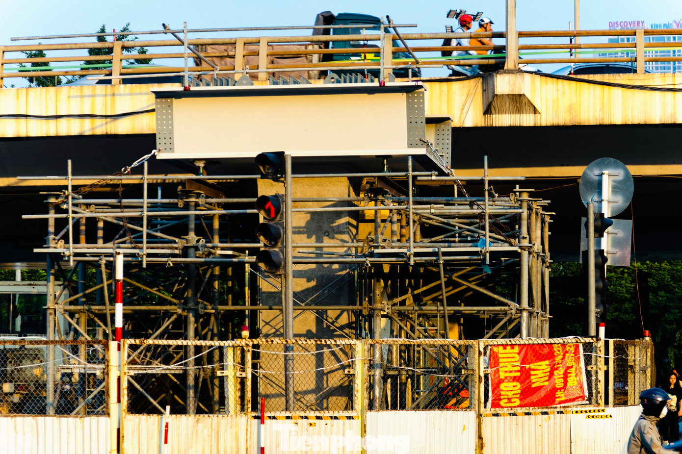 Dự kiến, đến ngày 20/11, việc lắp dựng cầu bên trái sẽ hoàn thiện. Công tác lắp dựng cầu phải sẽ được hoàn thành vào đầu tháng 12/2023.