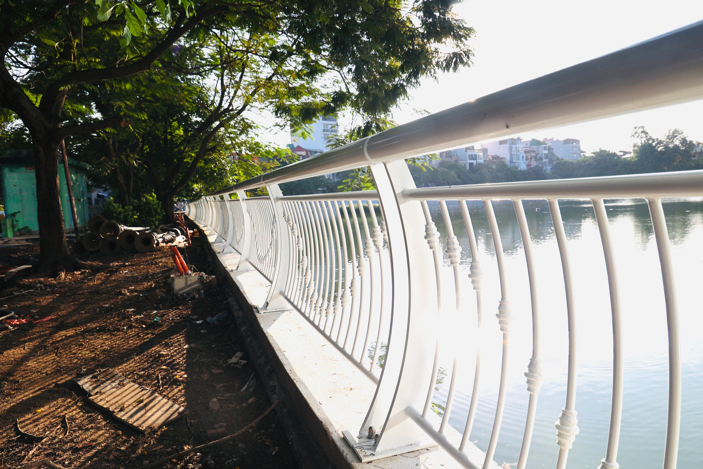 Hiện tại 3/4 diện tích của hồ đã được lắp đặt xong hệ thống lan can để đảm bảo an toàn cho người dân đi tập thể dục và dạo chơi.