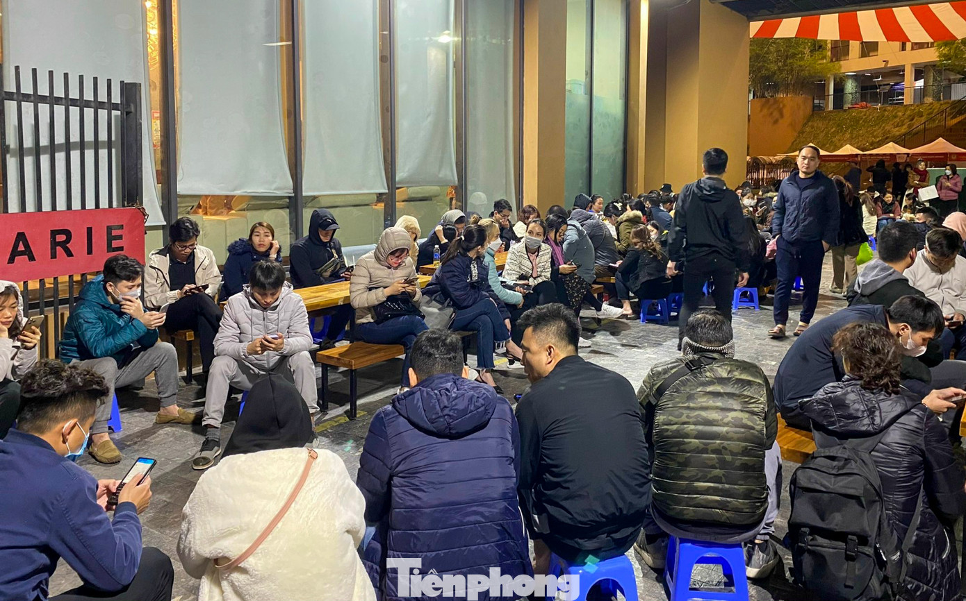 Những phụ huynh “may mắn” giành được “tấm vé” ngày hôm nay, đến ngày 2/4 tới đây, có thể cho con dự 1 ngày trải nghiệm tại trường để tuyển vào lớp 1 cơ sở ở Mỹ Đình, tương tự ở Cơ sở Kiến Hưng vào ngày 16/4.