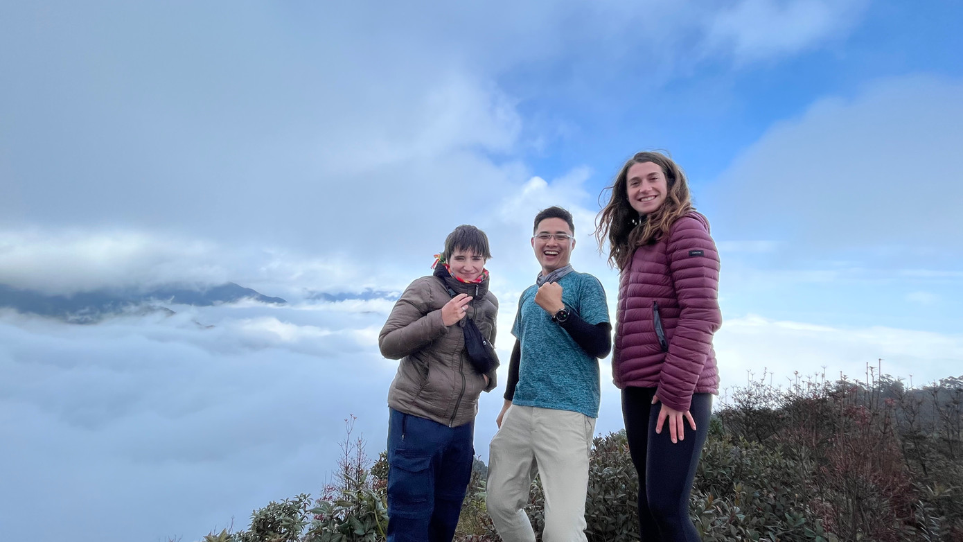 Du khách nước ngoài vô cùng thích thú khi săn được mây trên đỉnh núi có độ cao hơn 2600m.