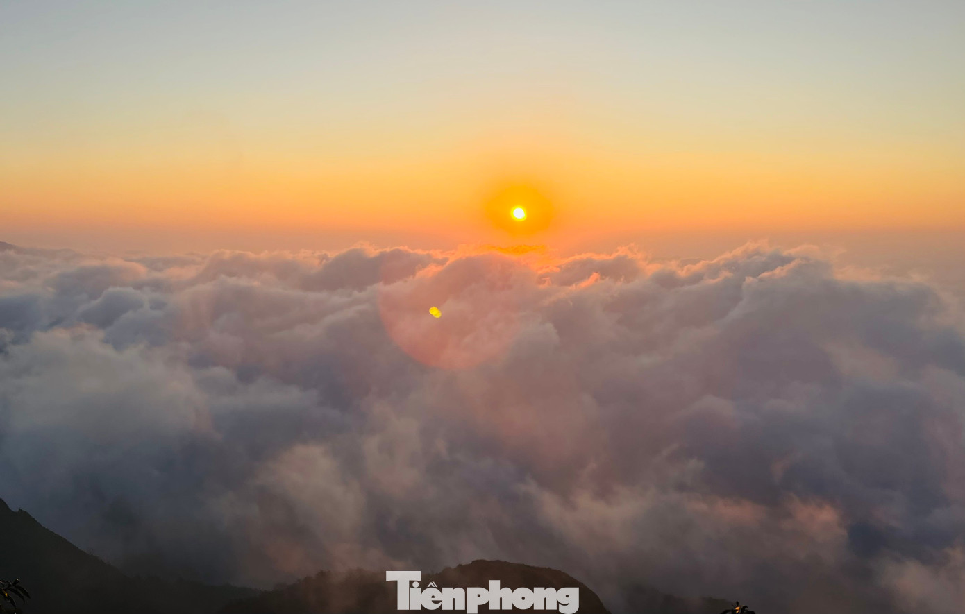 Thời tiết tại Nhìu Cô San thường xuyên bị mây phủ, sương mù giăng lối từ chân lên đến đỉnh; là địa điểm thích hợp cho những bạn trẻ muốn săn mây, leo núi.