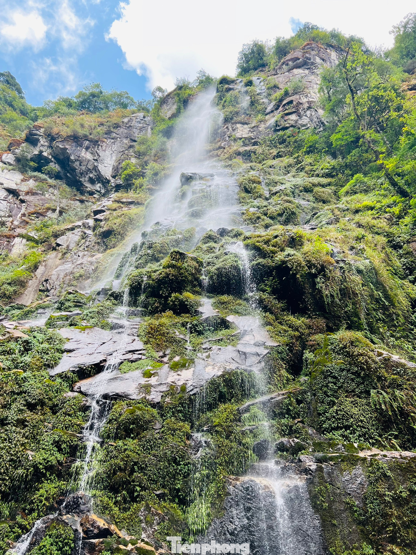 Cung trekking Nhìu Cồ San rất đẹp, xuyên qua các khu rừng nguyên sinh, suối, thác nước, hoa và lá đỏ đẹp như tranh.