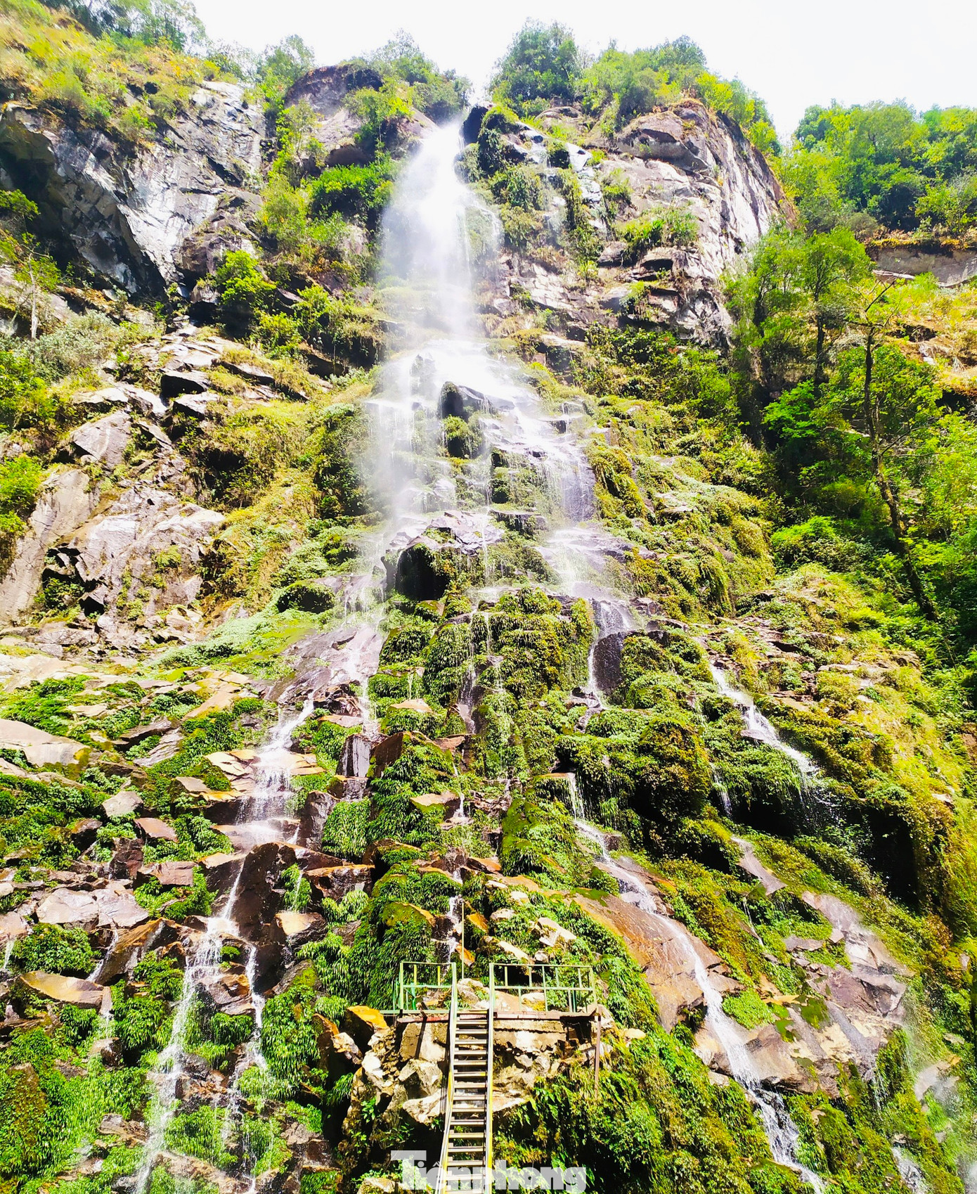 Đoạn đường qua thác Ong Chúa có nhiều cầu gỗ, khung cảnh đẹp nhưng dốc cao liên tục, là một thử thách với các du khách.