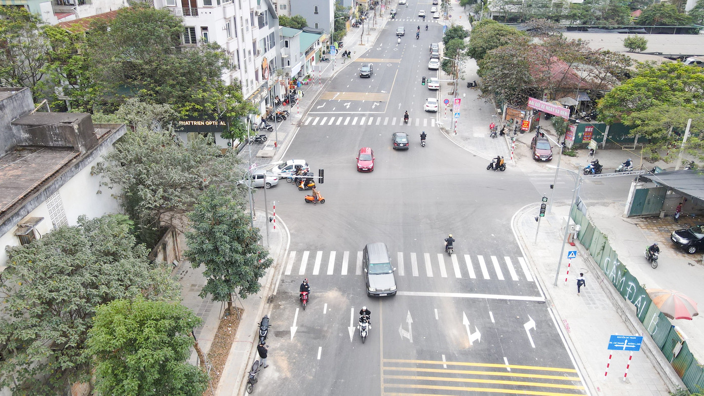 Người dân Thủ đô trải nghiệm trên đường mới được thông xe.