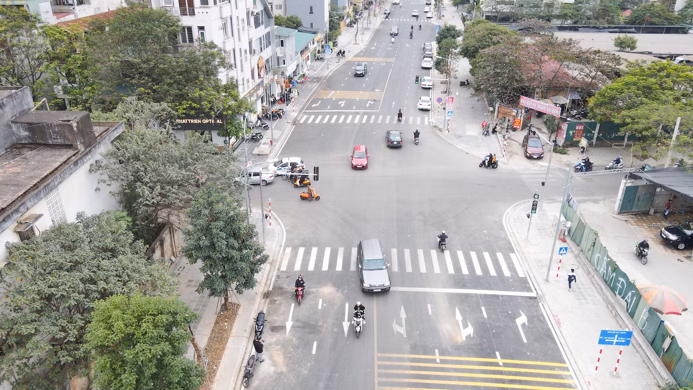 Người dân Thủ đô trải nghiệm trên đường mới được thông xe.