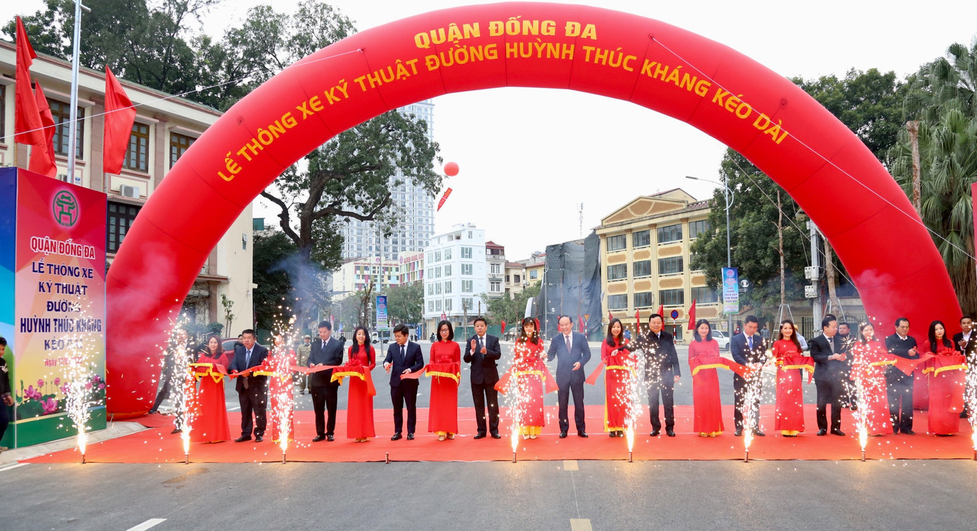 Chủ tịch HĐND thành phố Hà Nội Nguyễn Ngọc Tuấn và Phó Chủ tịch thành phố Dương Đức Tuấn cùng lãnh đạo UBND quận Đống Đa cắt băng Lễ thông xe kỹ thuật đường Huỳnh Thúc Kháng kéo dài.