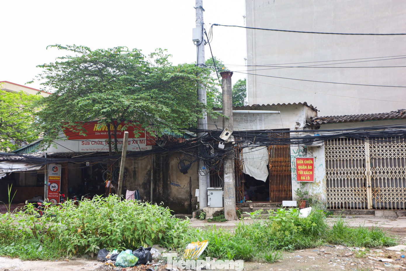 Rác thải vứt bừa bãi mất mỹ quan đô thị.