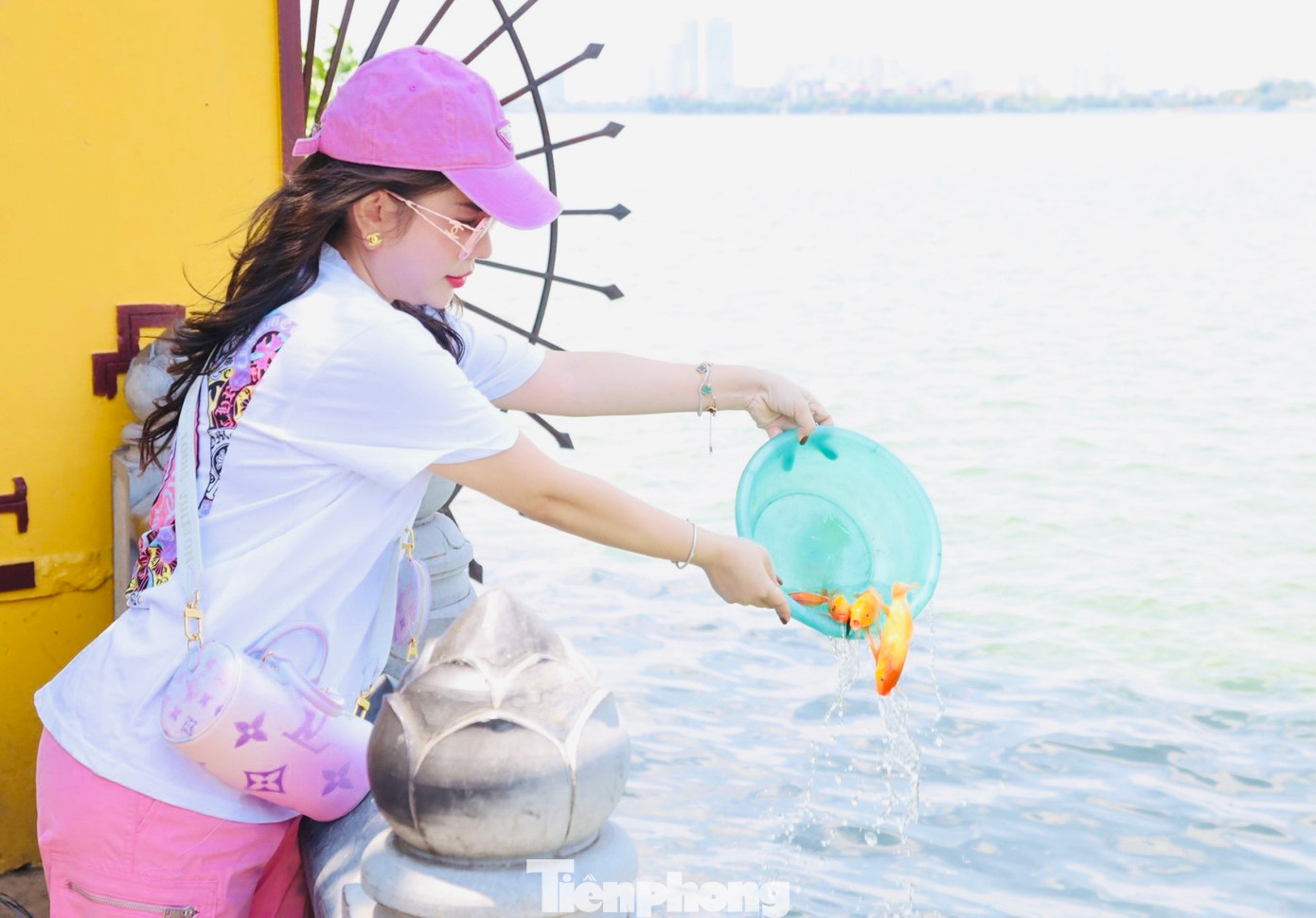 Tại chùa Trấn Quốc, nhiều người dân lựa chọn phóng sinh mong cầu ân đức hiếu tử, đức từ bi theo tôn chỉ nhà Phật. Theo quan niệm dân gian, phóng sinh chính là làm việc thiện và người phóng sinh sẽ được tích đức, nhận lại nhiều may mắn.