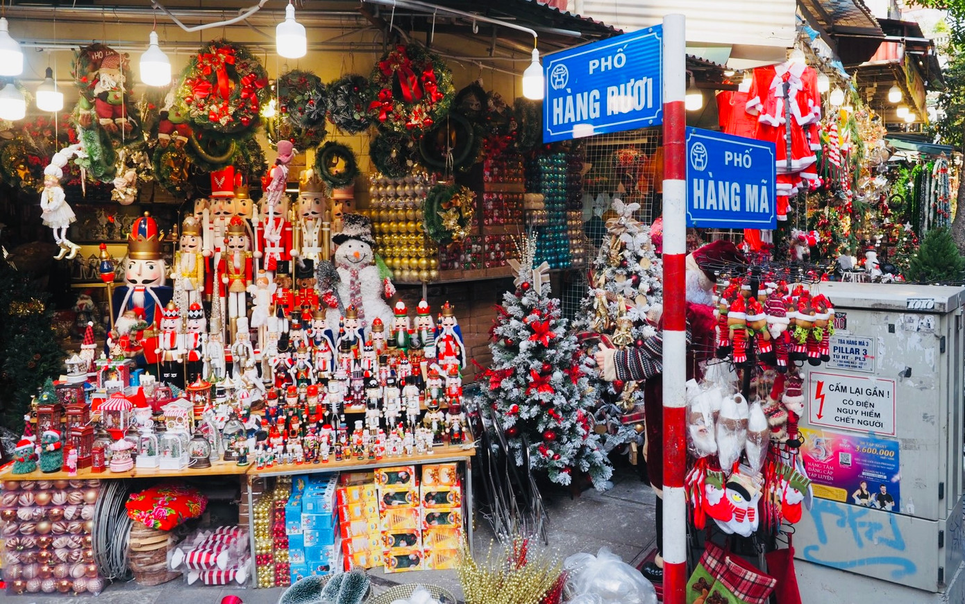 Còn gần một tháng nữa mới tới lễ Giáng sinh nhưng những con phố quen thuộc như Hàng Mã, Hàng Rươi, Lương Văn Can..., đã khoác lên khung cảnh rực rỡ sắc màu với các mặt hàng trang trí đa dạng.
