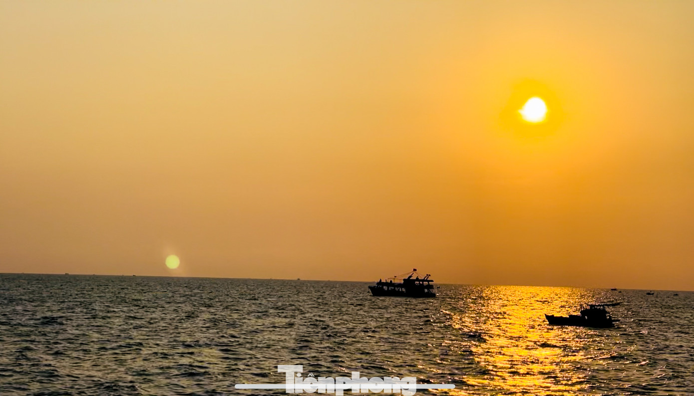 Mỗi khi ánh chiều tà buông xuống, mặt trời chầm chậm “lặn xuống biển” tạo nên một khung cảnh hoàng hôn đẹp lung linh.