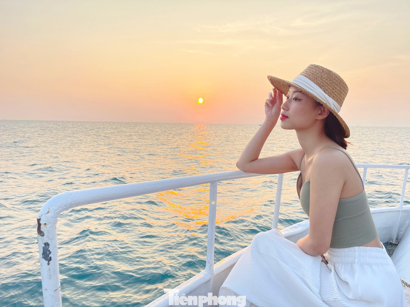 Giây phút giao thoa ngắn ngủi giữa ngày và đêm trên hòn đảo xinh đẹp Phú Quốc đã gây ấn tượng với rất nhiều du khách. Bạn Vân Anh đến từ Hà Nội chia sẻ: "Đây là lần thứ 3 mình đến Phú Quốc, nhưng mình vẫn bị choáng ngợp bởi cảnh sắc thiên nhiên tuyệt đẹp nơi đây, mình đã phải lòng hòn đảo này mất rồi và sẽ còn quay lại thêm nhiều lần tiếp theo nữa'.