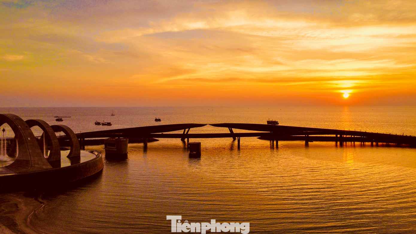 Xuất hiện đầy nên thơ trong MV “Em đồng ý”, Cầu Hôn đã làm dậy sóng trong cộng đồng giới trẻ và trở thành một hiện tượng bởi vẻ đẹp mang đậm tính nghệ thuật tựa tác phẩm điêu khắc trên mặt biển.