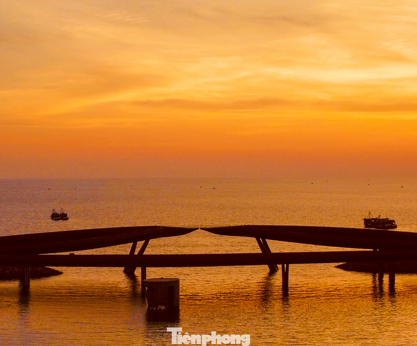 Sự kết hợp màu sắc rực rỡ của ánh hoàng hôn buổi chiều tà tạo nên một bức tranh thiên nhiên đẹp tuyệt vời, làm đắm say du khách khi có dịp đặt chân lên đây.