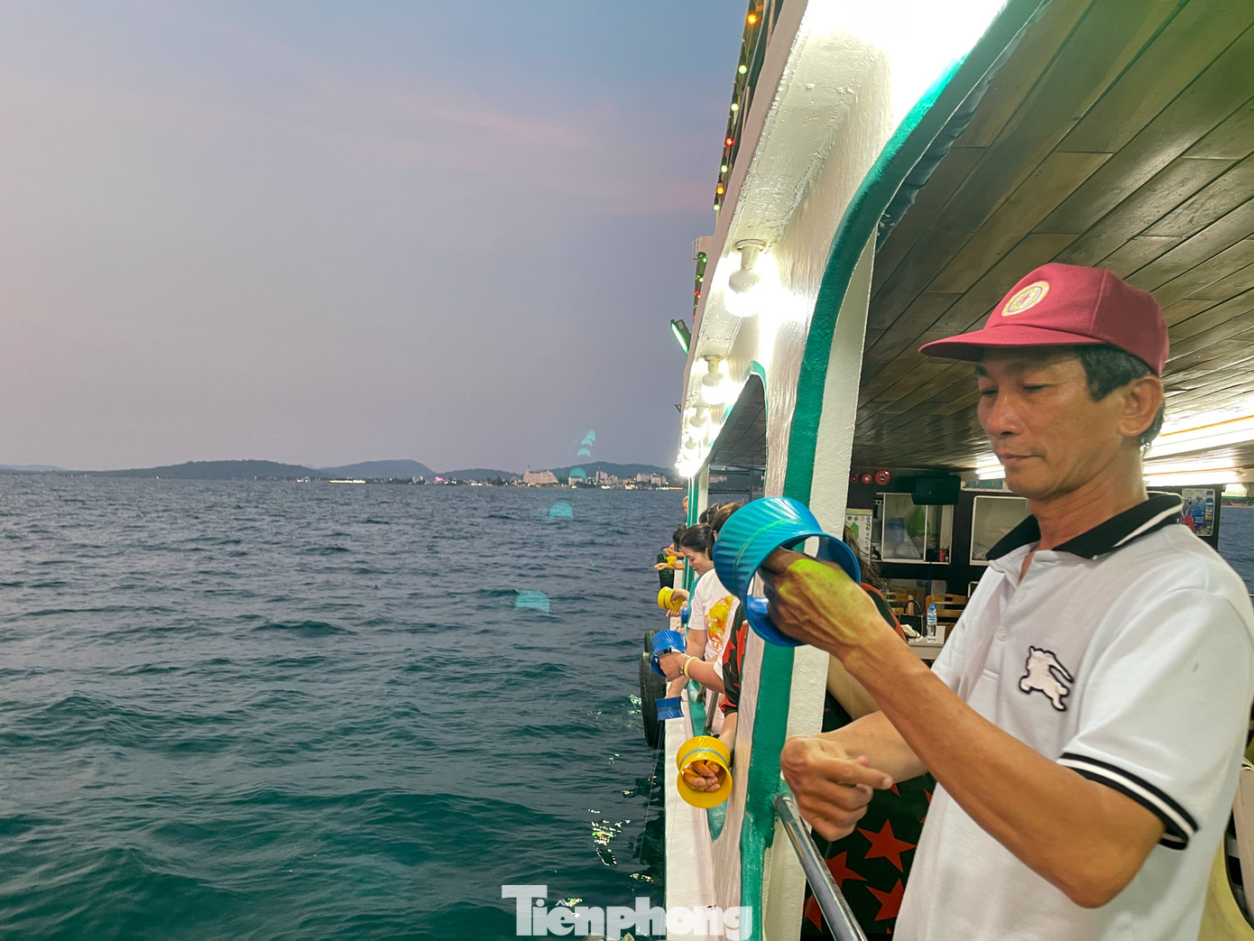 Một trải nghiệm cũng được rất nhiều du khách thích thú và lựa chọn khi có dịp đến đảo ngọc Phú Quốc đó là đi câu mực trong ánh chiều tà.