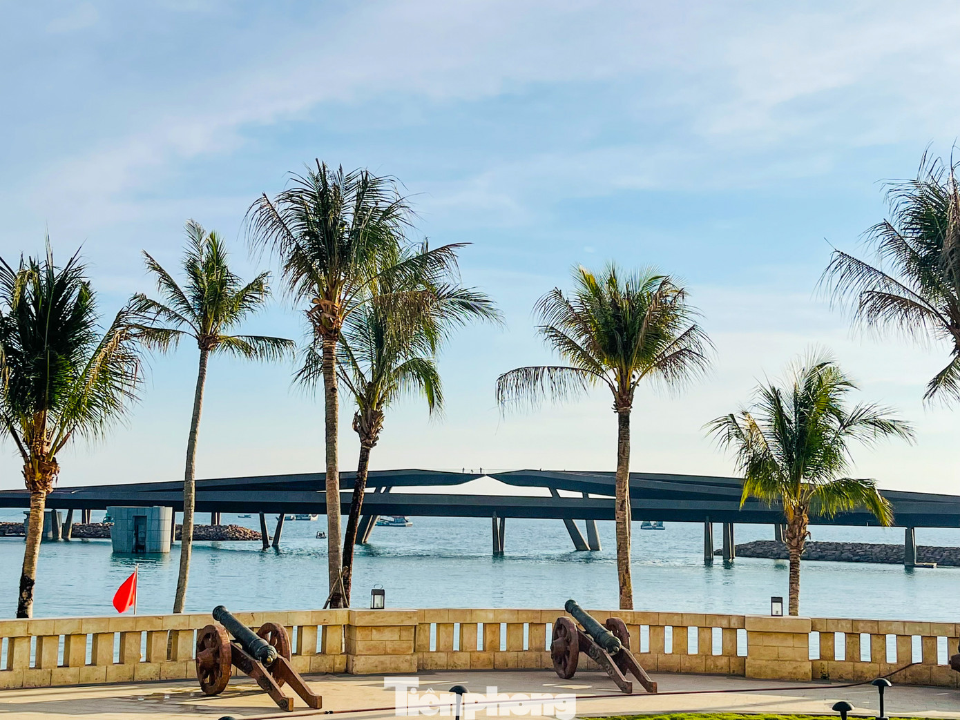 Cầu Hôn Kiss Bridge tọa lạc tại Sunset Town - thị trấn Hoàng Hôn, Nam Phú Quốc. Đây là công trình Biểu tượng mới của Du lịch Việt Nam được thiết kế với nguồn cảm hứng từ chuyện tình Ngưu Lang Chức Nữ kết hợp văn hóa Việt Nam và bức tranh The Creation Of Adam (Chúa tạo ra Adam) của danh họa Michelangelo ngay tại đảo Ngọc thiên đường Phú Quốc.