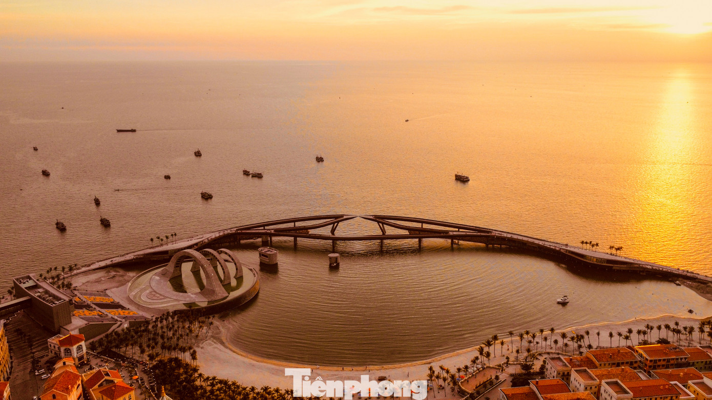 Ngắm hoàng hôn Phú Quốc được coi là một đặc sản của người dân nơi đây. Những ánh sáng màu cam hòa quyện với những vệt đỏ trên bầu trời, tất cả tạo nên một khung cảnh rất đặc biệt mà hoàng hôn đem lại.