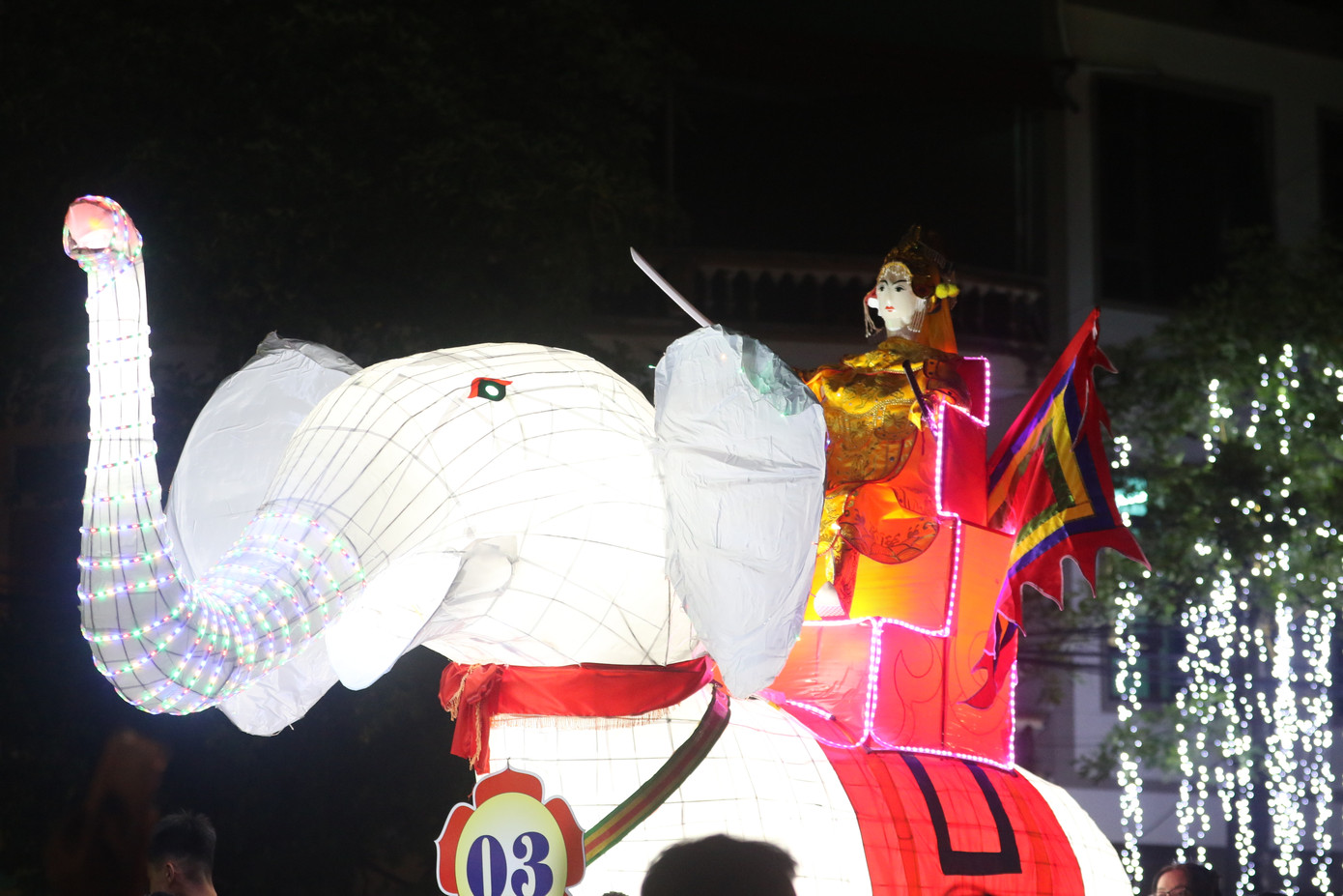 Các mô hình khổng lồ với đầy đủ màu sắc, kích cỡ thu hút người dân cũng như du khách mọi nơi đến chiêm ngưỡng. Các mô hình khổng lồ với đầy đủ màu sắc, kích cỡ thu hút người dân cũng như du khách mọi nơi đến chiêm ngưỡng.