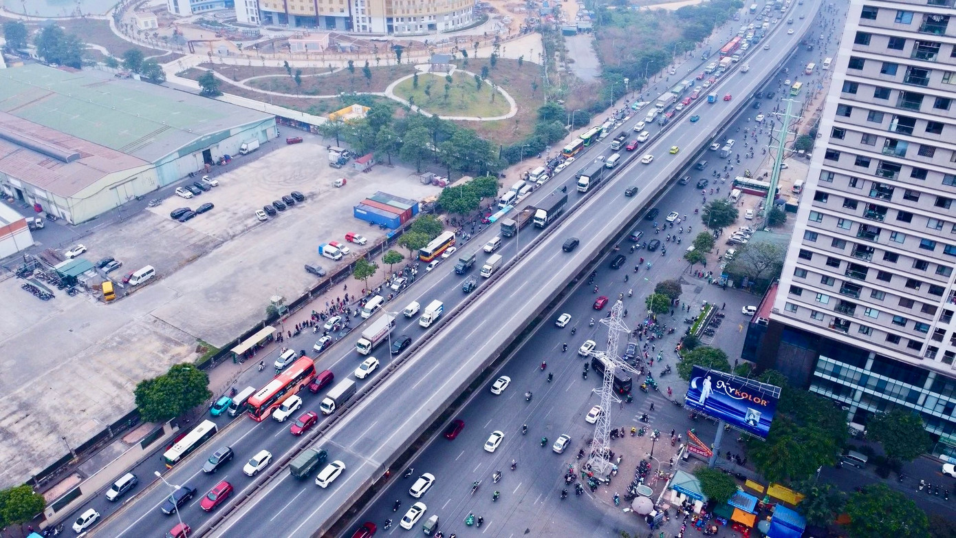 Đến khoảng gần 17h, các trục đường nối ra cửa ngõ Thủ đô bắt đầu tăng nhiệt dần, đường Vành đai 3 trên cao có hiện tượng ùn ứ cục bộ một số đoạn.