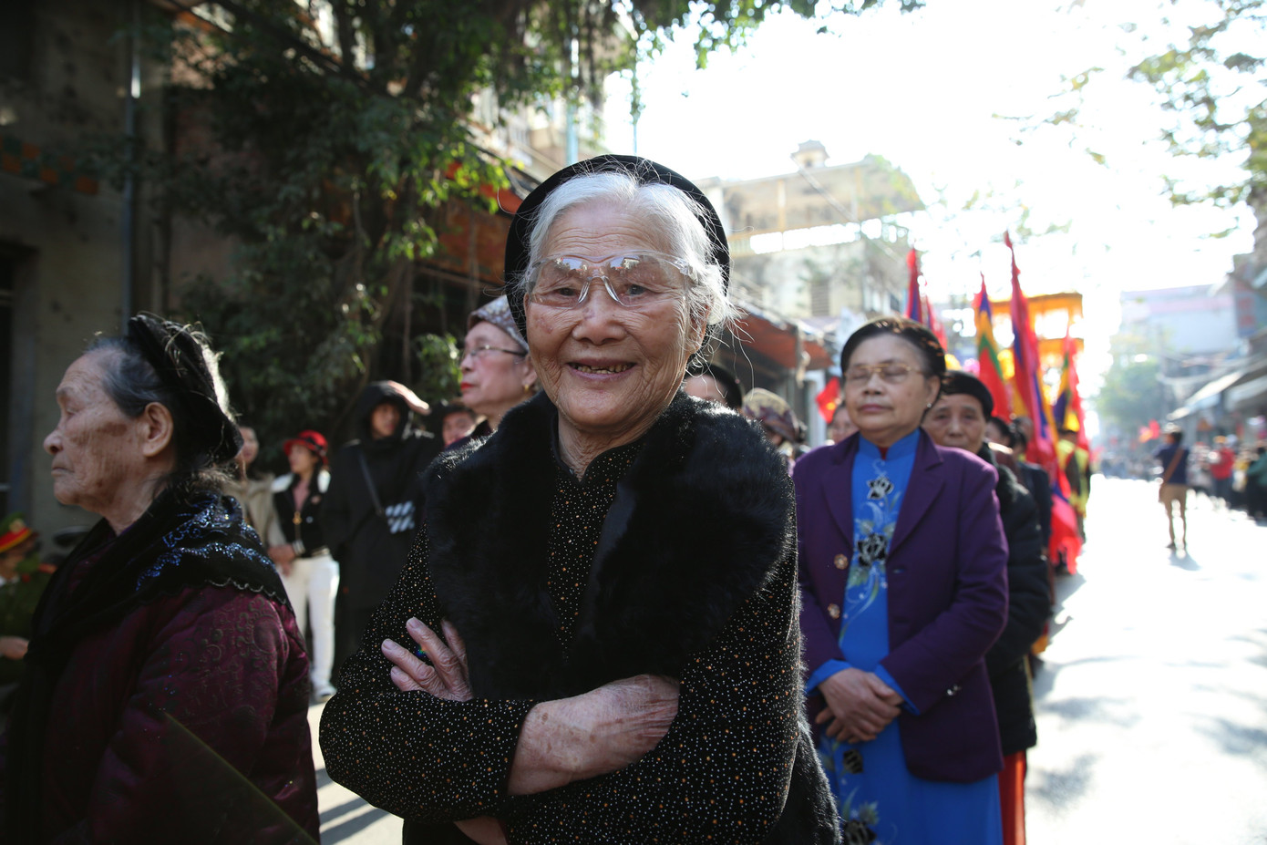 Cụ Kinh 87 tuổi người làng Đồng Kỵ chia sẻ: "Đây là năm thứ 7 tôi tham gia lễ hội trong đoàn rước, phấn khởi lắm, theo tục lệ của làng từ xưa kia, những người từ 80 tuổi trở lên sẽ được tham gia trong lễ rước pháo quanh làng". Cụ Kinh 87 tuổi người làng Đồng Kỵ chia sẻ: "Đây là năm thứ 7 tôi tham gia lễ hội trong đoàn rước, phấn khởi lắm, theo tục lệ của làng từ xưa kia, những người từ 80 tuổi trở lên sẽ được tham gia trong lễ rước pháo quanh làng".