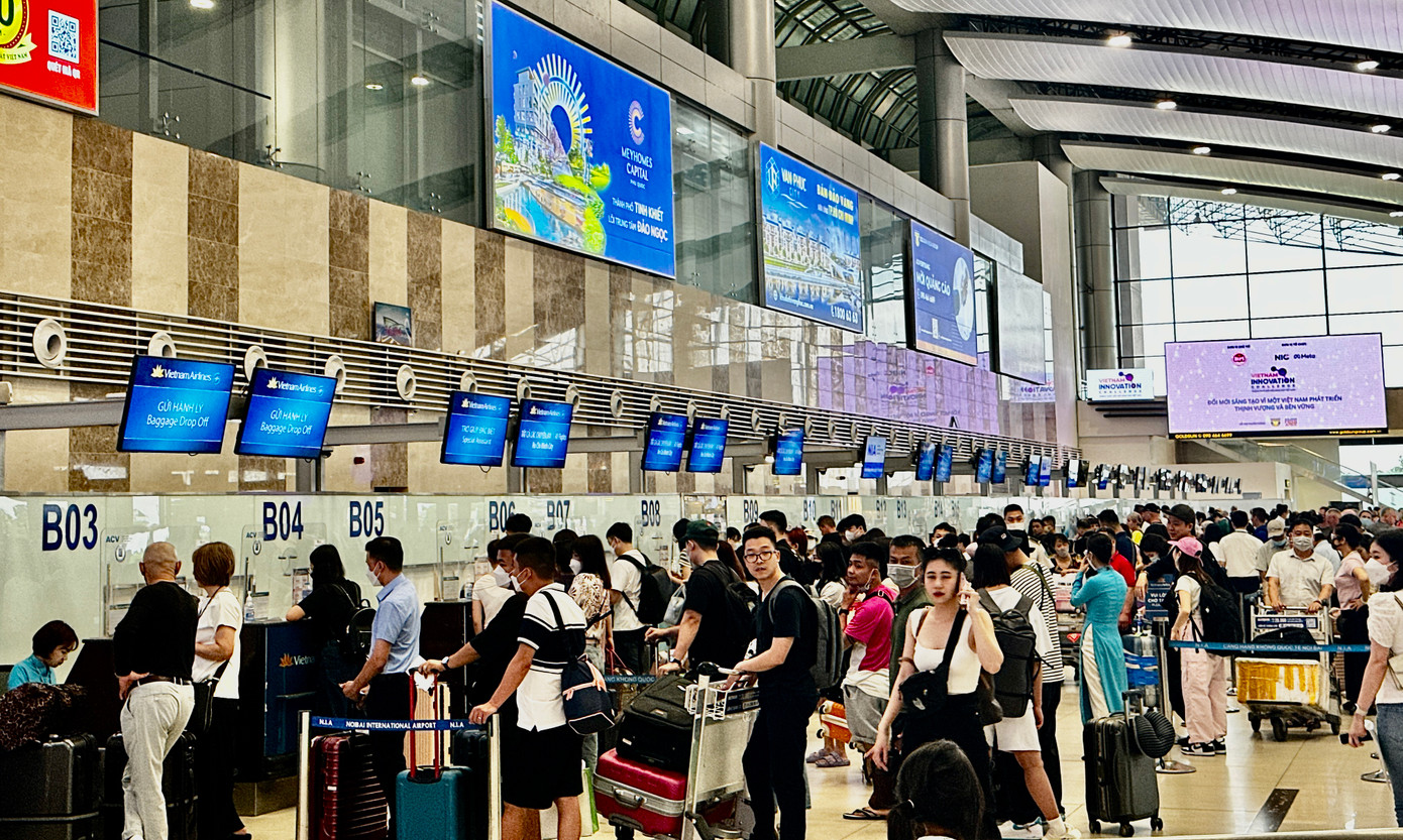 Dịp nghỉ lễ năm nay kéo dài 5 ngày, do vậy lượng hành khách di chuyển bằng đường hàng không qua Cảng Hàng không quốc tế Nội Bài dự kiến tăng cao đột biến so với ngày thường.