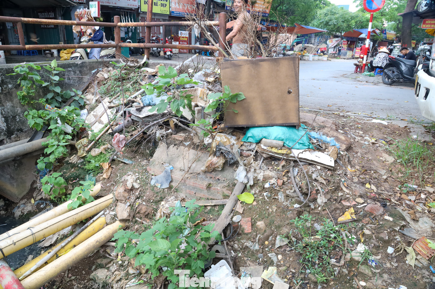 Phế liệu, rác thải xây dựng cũng nằm hai bên bờ mương.