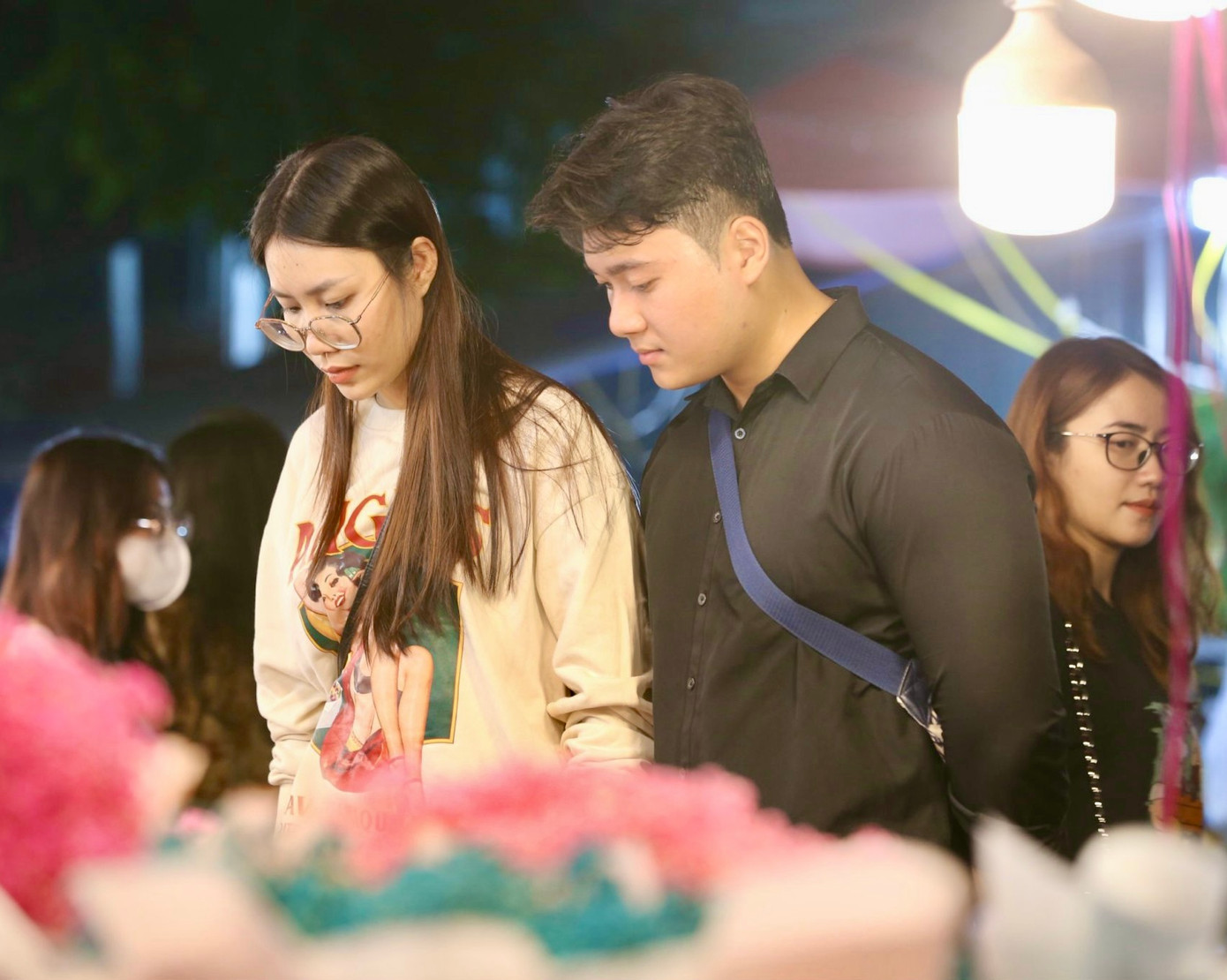 Nhiều bạn trẻ tranh thủ chụp ảnh check-in sau khi lựa chọn được bó hoa ưng ý.