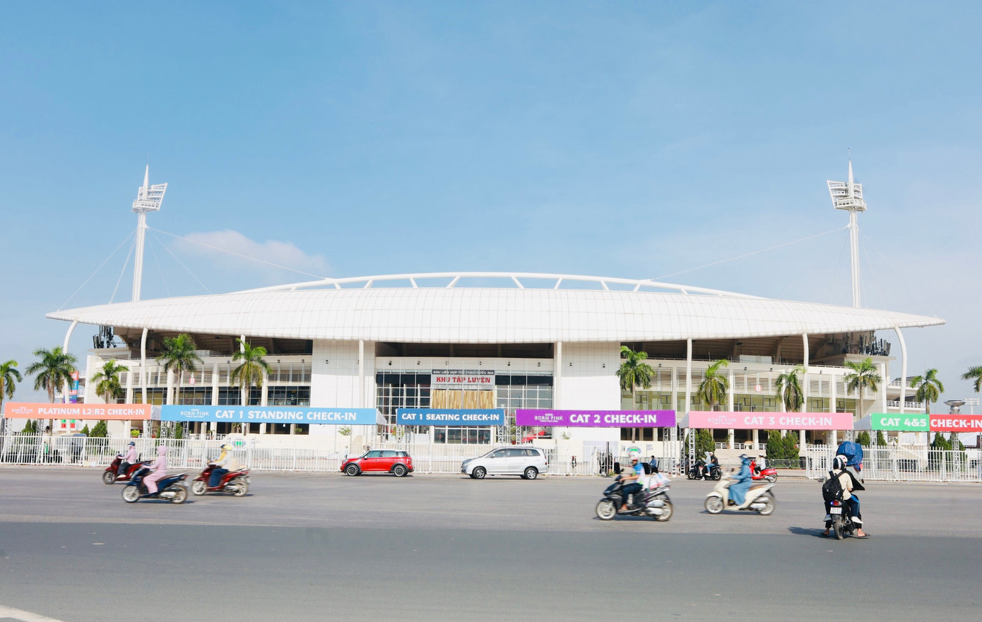 Phía bên ngoài sân vận động, các khu vực check-in tương ứng với các vị trí dẫn khán giả có vé vào sân, lối đi ưu tiên... đã được hoàn thiện.