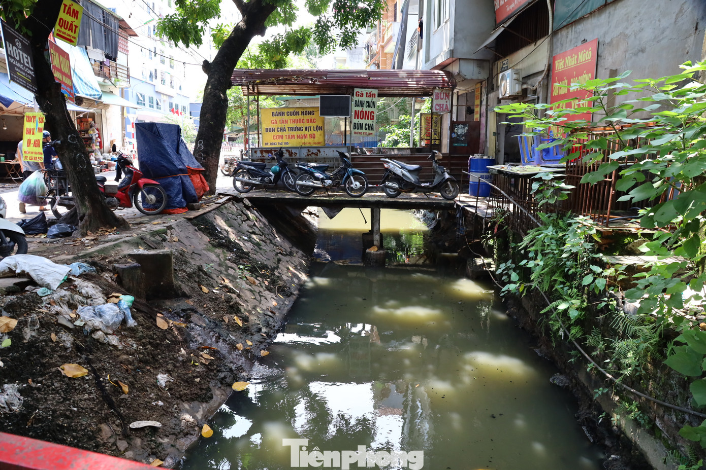 Từ nhiều năm qua, người dân xung quanh khu vực này luôn phải sống chung với cảnh ''nước sông ô nhiễm''.