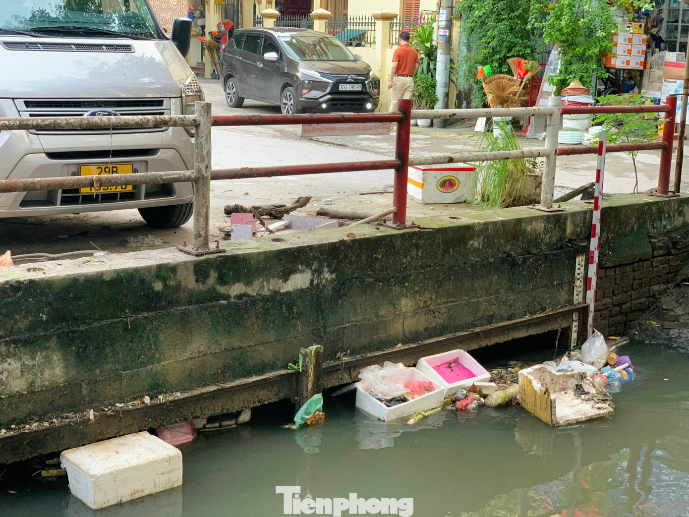 Người dân ở đây cho biết, chính quyền phường Cổ Nhuế 1 đã nhiều lần phối hợp Công ty Thoát nước Hà Nội nạo vét, khơi thông dòng chảy. Tuy nhiên, vẫn còn nhiều hộ còn xả nước thải sinh hoạt trực tiếp xuống sông và rác thải xây dựng khiến tình trạng ô nhiễm chưa được cải thiện.