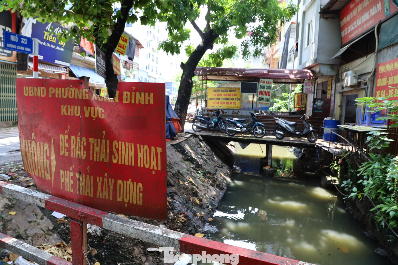 Sông Cầu Đá chảy qua các phường Xuân La (Quận Tây Hồ - Hà Nội), phường Xuân Đỉnh và Cổ Nhuế 1 (Quận Bắc Từ Liêm - Hà Nội) sau đó hợp với sông Nhuệ.