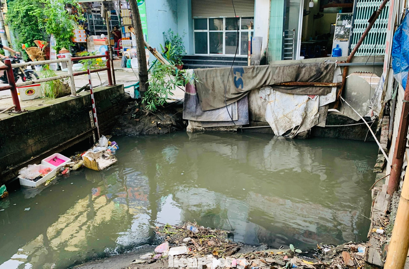 Người dân ở đây cho biết, chính quyền phường Cổ Nhuế 1 đã nhiều lần phối hợp Công ty Thoát nước Hà Nội nạo vét, khơi thông dòng chảy. Tuy nhiên, vẫn còn nhiều hộ còn xả nước thải sinh hoạt trực tiếp xuống sông và rác thải xây dựng khiến tình trạng ô nhiễm chưa được cải thiện.