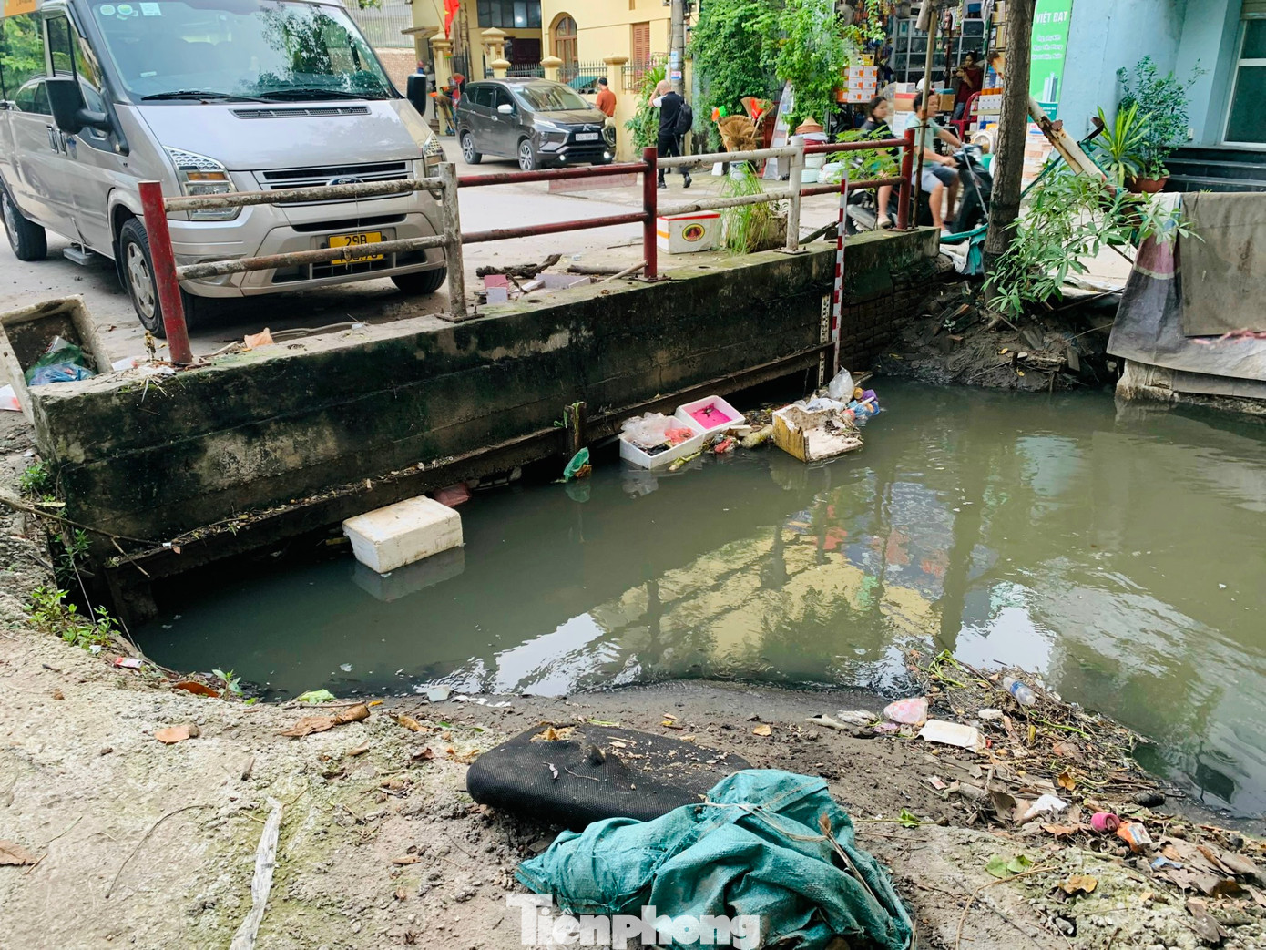 Người dân ở đây cho biết, chính quyền phường Cổ Nhuế 1 đã nhiều lần phối hợp Công ty Thoát nước Hà Nội nạo vét, khơi thông dòng chảy. Tuy nhiên, vẫn còn nhiều hộ còn xả nước thải sinh hoạt trực tiếp xuống sông và rác thải xây dựng khiến tình trạng ô nhiễm chưa được cải thiện.
