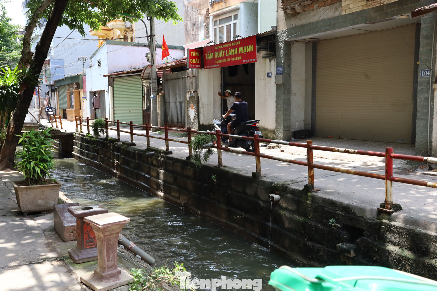 Một người dân chia sẻ, "chúng tôi sống ngay cạnh con sông này bao năm qua, ngày nào cũng phải chịu đựng mùi thối bốc lên từ dưới lòng sông, cực khổ lắm. Chỉ mong các cấp chính quyền tạo điều kiện giải quyết triệt để sớm tình trạng này để cuộc sống chúng tôi bớt vất vả".
