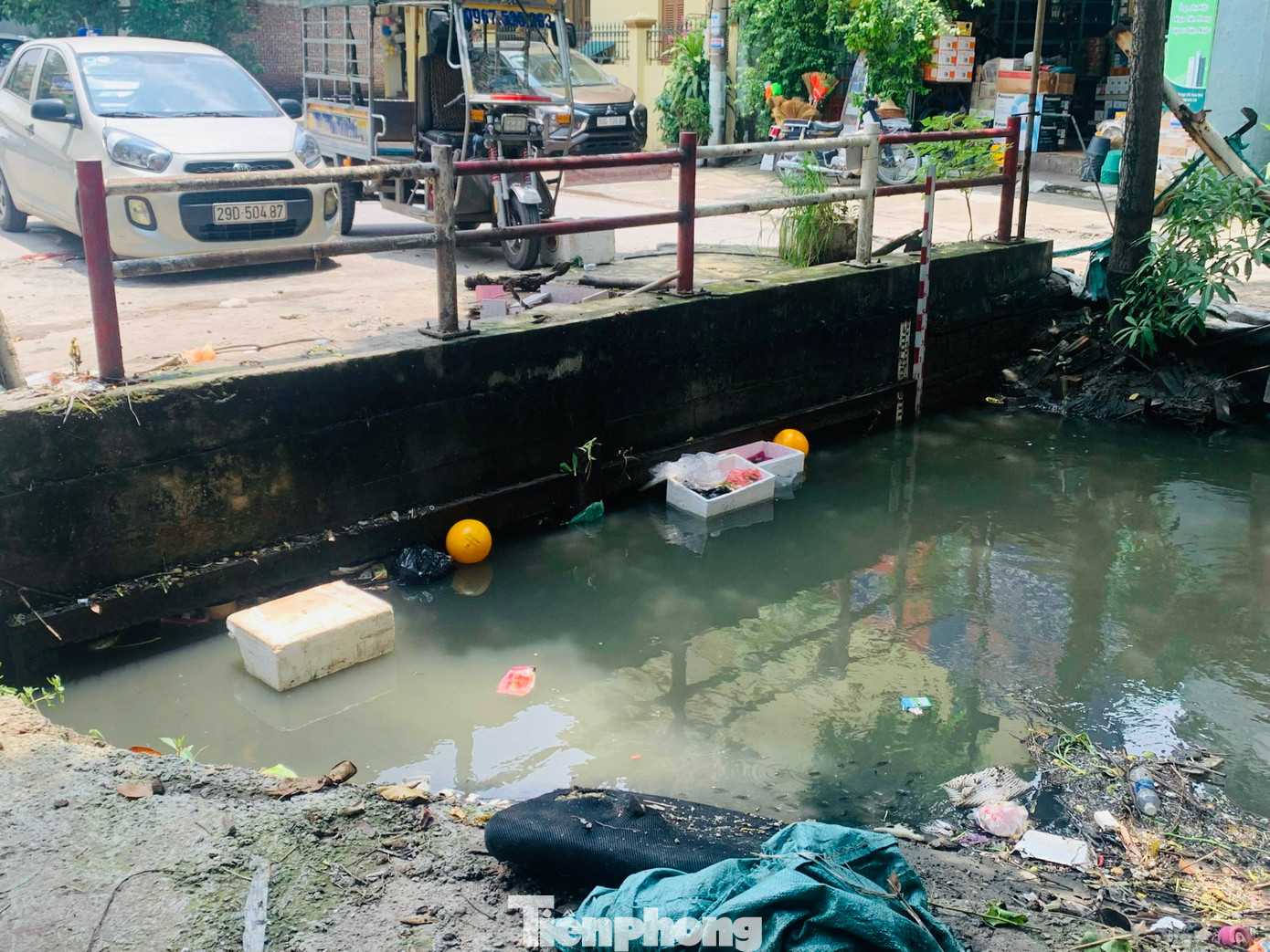 Người dân ở đây cho biết, chính quyền phường Cổ Nhuế 1 đã nhiều lần phối hợp Công ty Thoát nước Hà Nội nạo vét, khơi thông dòng chảy. Tuy nhiên, vẫn còn nhiều hộ còn xả nước thải sinh hoạt trực tiếp xuống sông và rác thải xây dựng khiến tình trạng ô nhiễm chưa được cải thiện.