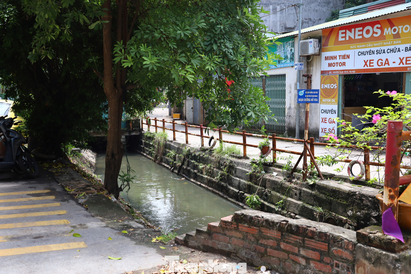 Một số đoạn không được rào chắn hoặc đã bị đứt gãy, xuống cấp. Khi mưa to nước dồn về sông, rác ngập cống nhưng tại cống không có biện pháp để che chắn rác, khiến dòng chảy bị tắc gây úng ngập, nếu không để ý người đi đường có thể rơi xuống cống.