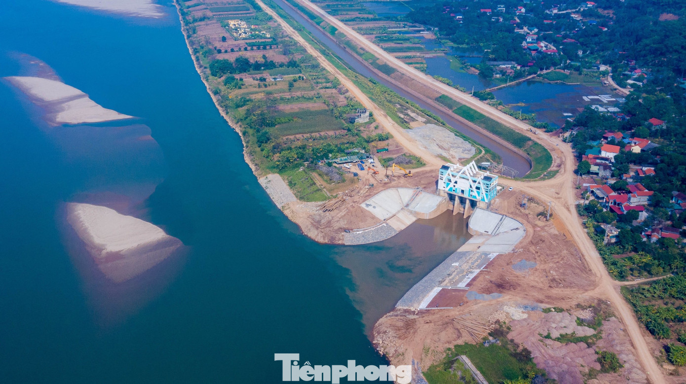 Dự án tiếp nước, cải tạo khôi phục sông Tích (huyện Phú Xuyên) dù được khởi công từ năm 2011 nhưng cũng phải hơn 10 năm sau đó mới có thể lấy được nước từ sông Đà qua cống đầu mối Lương Phú.