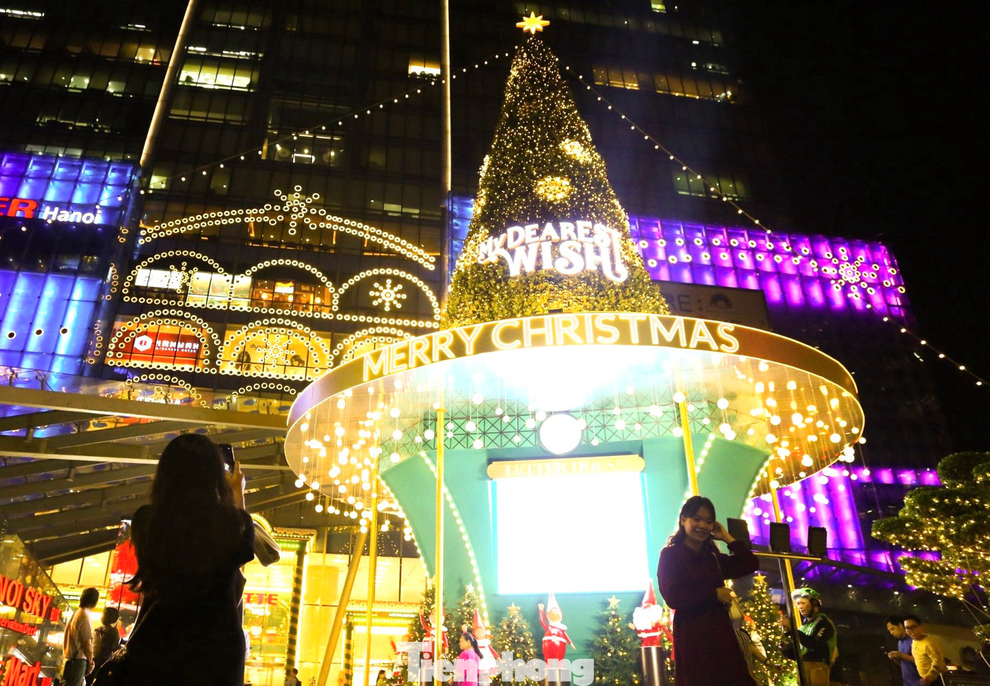 Trước cửa trung tâm thương mại Lotte Center phố Đào Tấn xuất hiện cây thông Noel cao khoảng 10 mét.