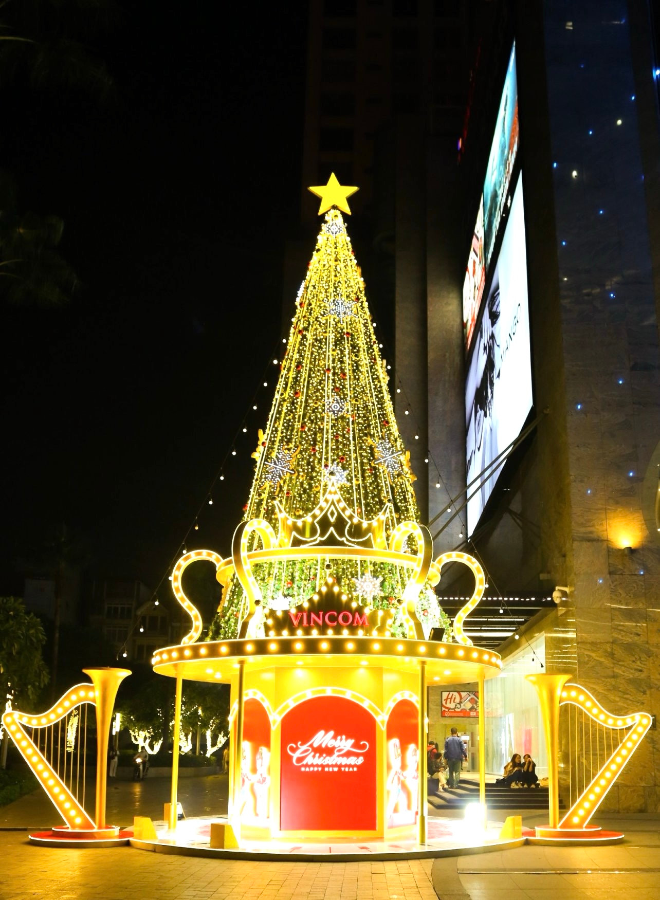 Trung tâm thương mại Vincom Nguyễn Chí Thanh rực rỡ khi về đêm.