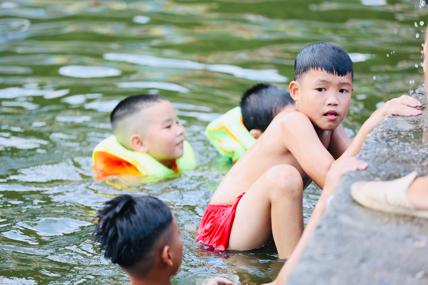 Từ năm 2011, chính quyền địa phương đã tiến hành cải tạo, nạo vét bùn đất trong hồ và dẫn nước sạch về. Từ đó, vào những ngày nắng nóng, nhiều hộ gia đình đã đưa con em đến bơi tắm mát giải nhiệt rất đông.