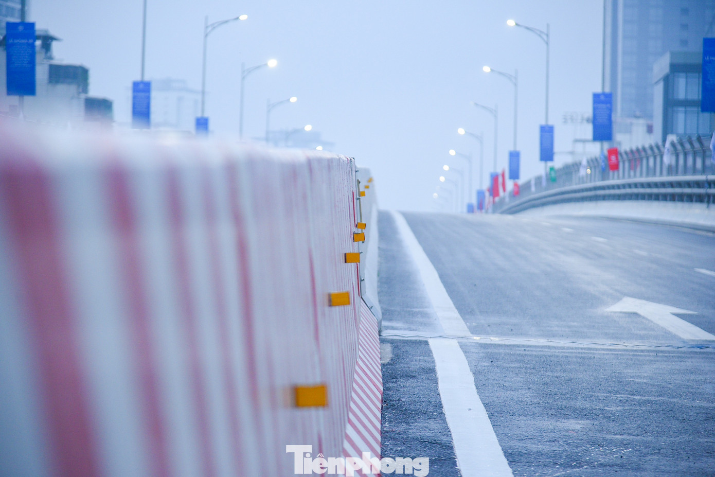 Theo quy định người và phương tiện tham gia giao thông đường bộ không được đi lên đường Vành đai 2 trên cao, bao gồm: máy kéo, xe môtô hai bánh, xe môtô ba bánh, xe gắn máy (kể cả xe máy điện) và các loại xe tương tự; xe máy thi công tự hành, xe bánh xích (trừ các phương tiện làm nhiệm vụ duy tu bảo dưỡng, kiểm tra, sửa chữa đường trên cao); người đi bộ, xe thô sơ; súc vật.