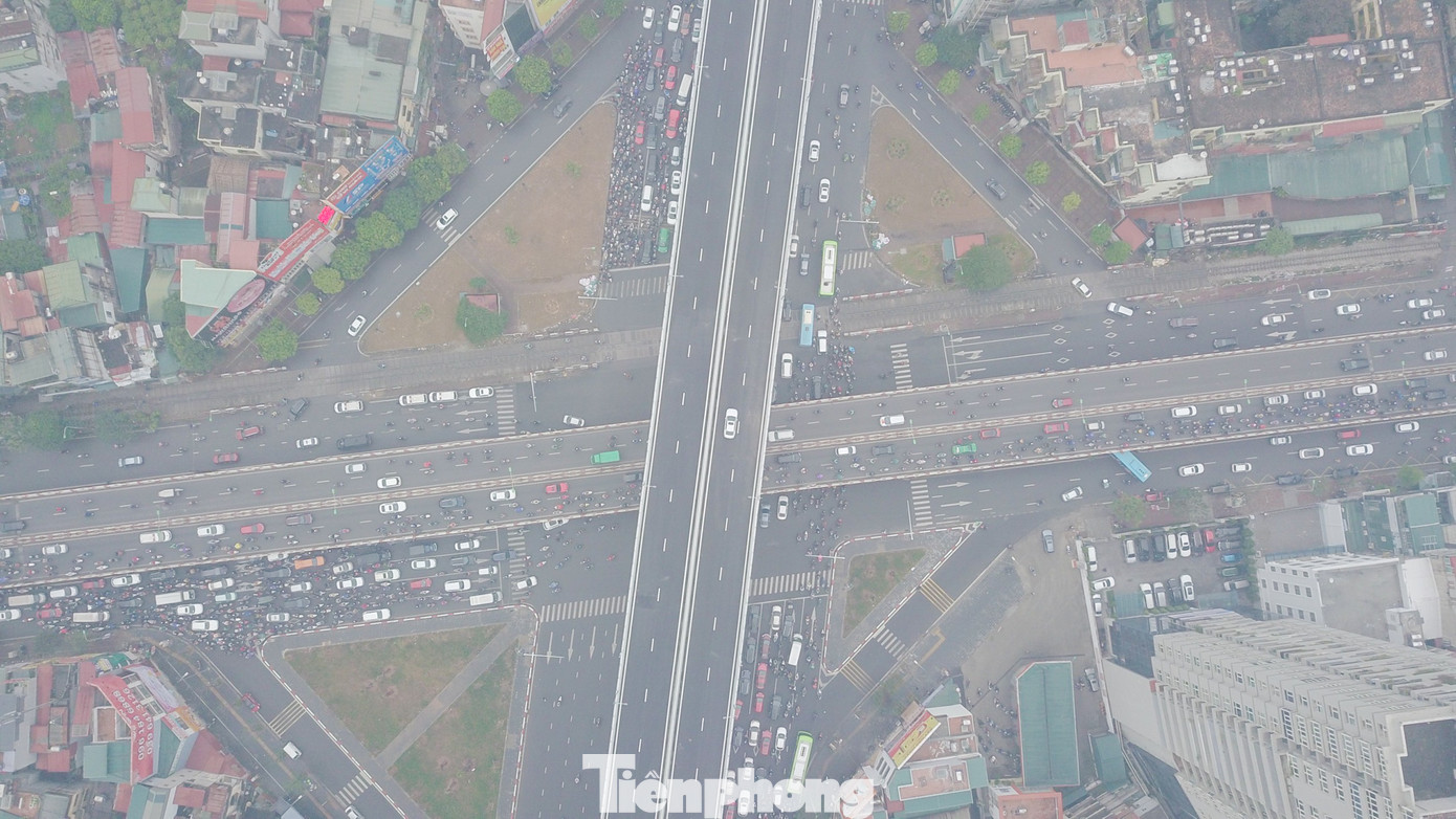 Dự án đường Vành đai 2, đoạn cầu Vĩnh Tuy - Ngã Tư Sở bao gồm: xây mới tuyến đường bộ trên cao dài hơn 5km và mở rộng tuyến đường dưới thấp dài 3,1 km.