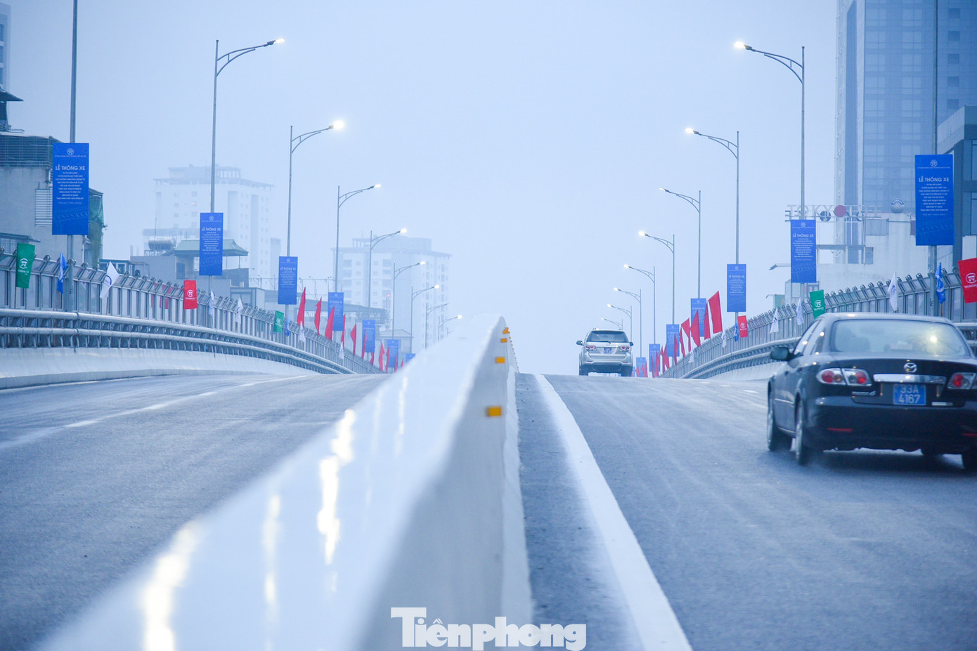 Theo thiết kế, mỗi chiều xe chạy gồm 2 làn xe cơ giới rộng 3,75m và dải an toàn trong rộng 0,5m, dải an toàn ngoài 0,67m. Đối với các nhánh lên/xuống có bề rộng 7m, bố trí 1 làn đường xe chạy là 6m, dải an toàn hai bên là 0,5m.