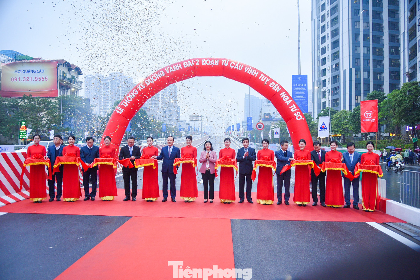 Đúng 7h sáng, hoàn tất lễ thông xe và cắt băng khánh thành.