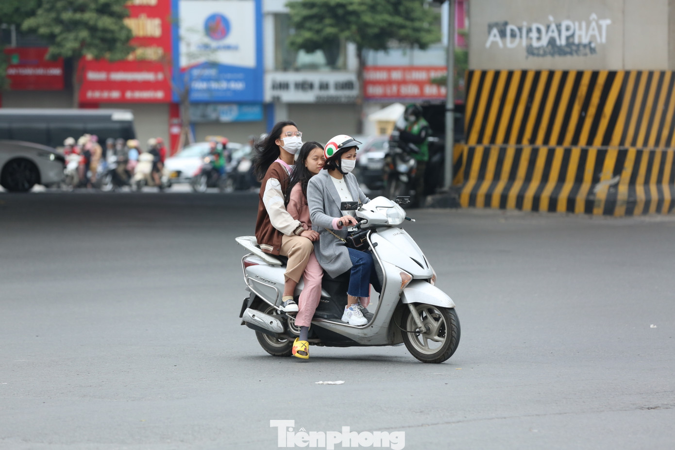 Chẳng hạn, tăng từ 200.000- 00.000 đồng lên 400.000-600.000 đồng đối với hành vi không đội mũ bảo hiểm hoặc đội mũ bảo hiểm nhưng không cài quai đúng quy cách. Chẳng hạn, tăng từ 200.000- 00.000 đồng lên 400.000-600.000 đồng đối với hành vi không đội mũ bảo hiểm hoặc đội mũ bảo hiểm nhưng không cài quai đúng quy cách.