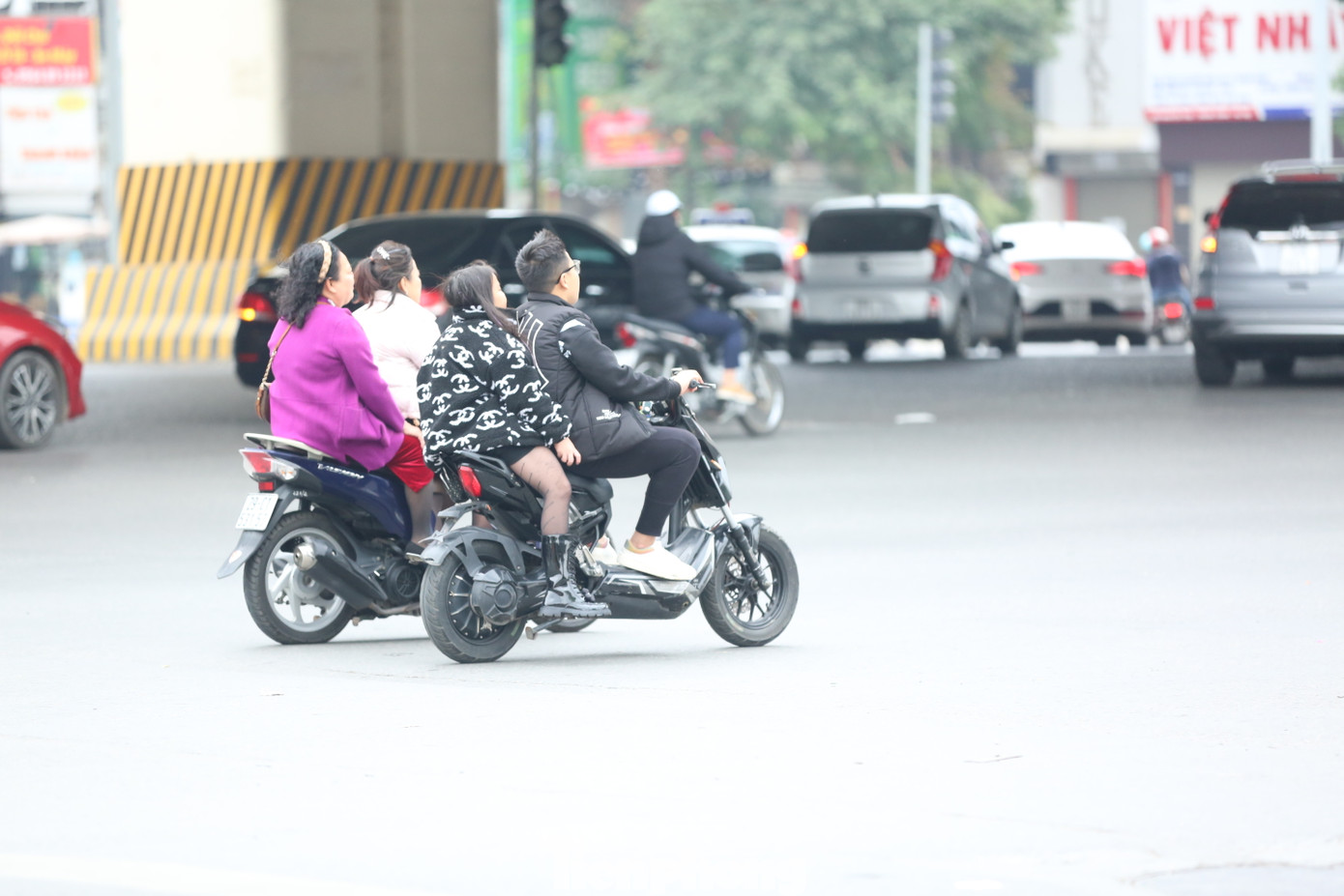 Tình trạng người dân du xuân “quên” mũ bảo hiểm vẫn là tình trạng diễn ra tương đối phổ biến. Tình trạng người dân du xuân “quên” mũ bảo hiểm vẫn là tình trạng diễn ra tương đối phổ biến.