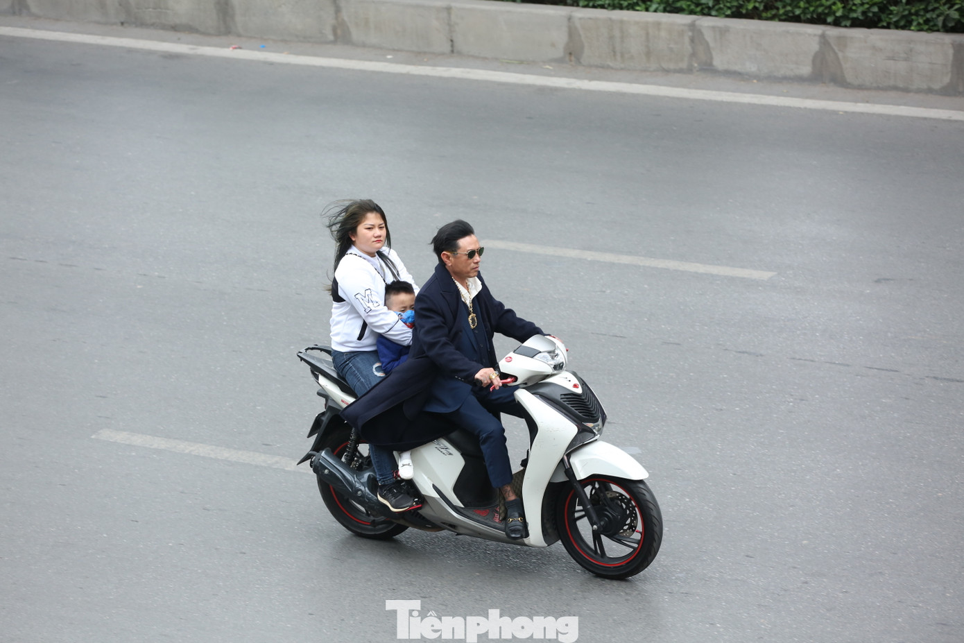 Ghi nhận trên tuyến đường Nguyễn Trãi, khá nhiều gia đình khi đi du xuân đã thản nhiên không đội mũ bảo hiểm. Ghi nhận trên tuyến đường Nguyễn Trãi, khá nhiều gia đình khi đi du xuân đã thản nhiên không đội mũ bảo hiểm.