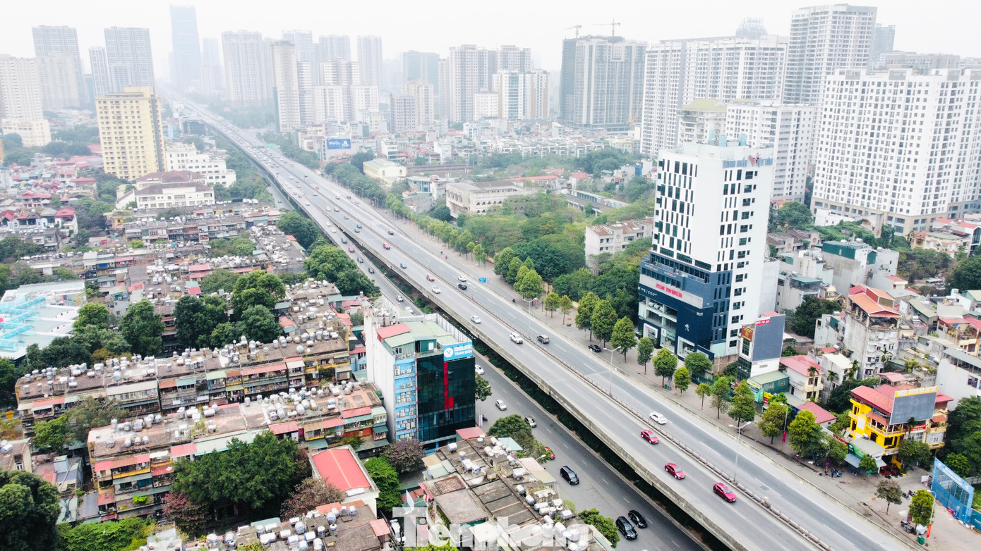 Chiều 23/1 (mùng 2 Tết) các tuyến đường của Hà Nội vẫn khá vắng lặng. Chiều 23/1 (mùng 2 Tết) các tuyến đường của Hà Nội vẫn khá vắng lặng.