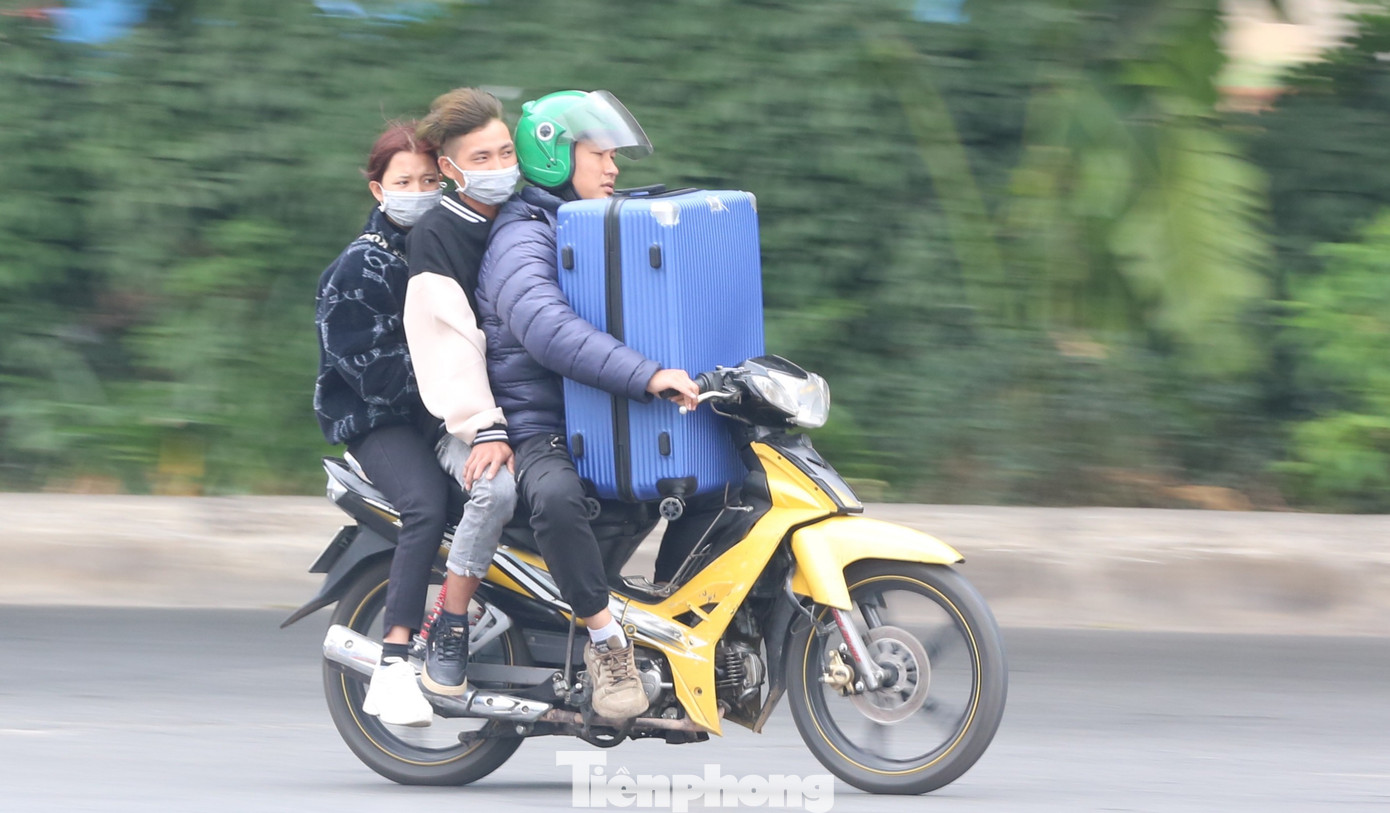 Đèo 3, chở đồ cồng kềnh và không đội mũ bảo hiểm. Đèo 3, chở đồ cồng kềnh và không đội mũ bảo hiểm.