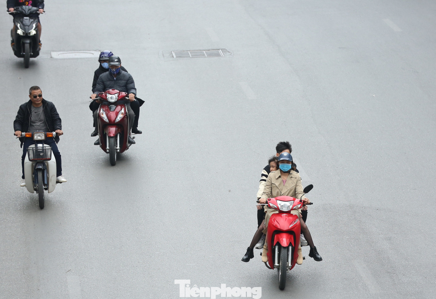 1 bộ phận người dân khi đi du xuân những ngày Tết đã thản nhiên đèo quá số người quy định và không đội mũ bảo hiểm. 1 bộ phận người dân khi đi du xuân những ngày Tết đã thản nhiên đèo quá số người quy định và không đội mũ bảo hiểm.