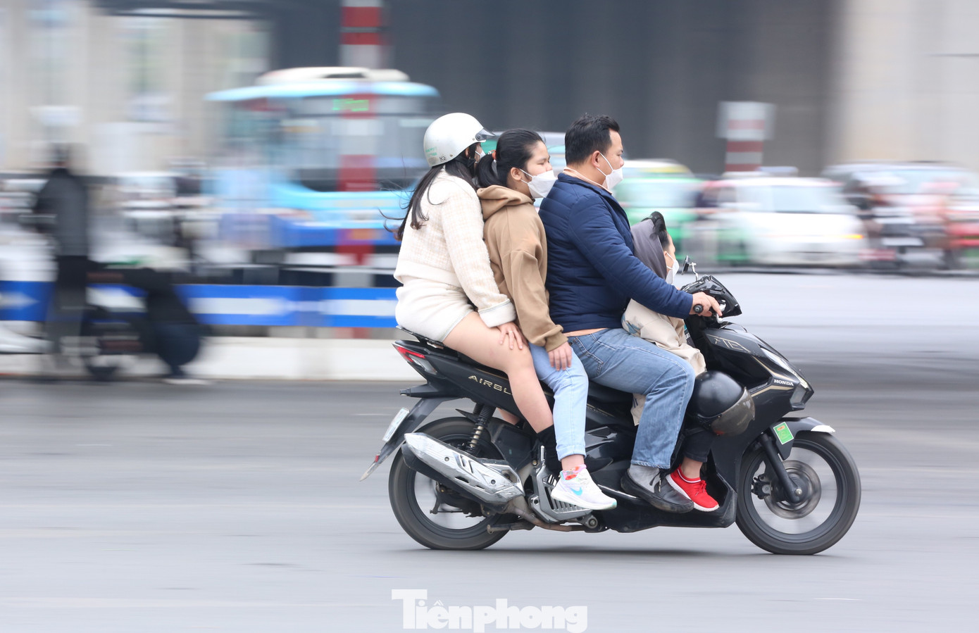 Tuy nhiên nhiều người dân tham gia giao thông có tâm lý chủ quan, vi phạm luật. Tuy nhiên nhiều người dân tham gia giao thông có tâm lý chủ quan, vi phạm luật.